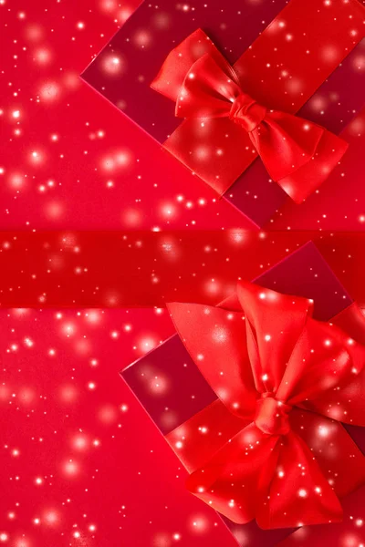 Зимний праздник подарки и светящийся снег на красном фоне, Рождество — стоковое фото