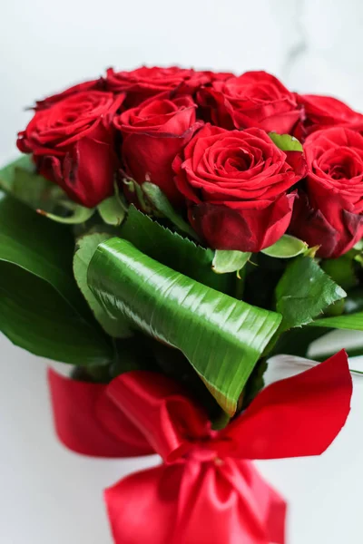 Férias amor presente no Dia dos Namorados, bouquet de luxo de ro vermelho — Fotografia de Stock