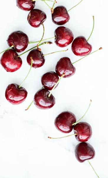 Cerises douces fraîches, fruits aux cerises juteux dessert comme guérir — Photo