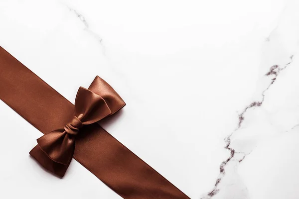 Nastro di seta marrone cioccolato su sfondo marmo, flatlay — Foto Stock
