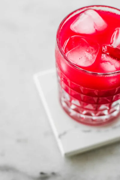 Copo de cocktail vermelho com gelo, festa de bar de luxo — Fotografia de Stock