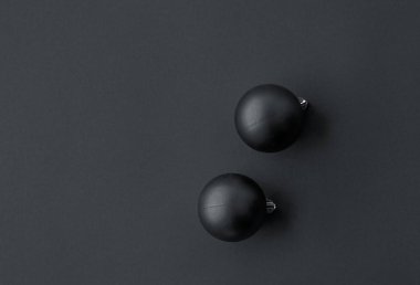 Siyah flatlay fon üzerinde Noel baubles, lüks kış holid