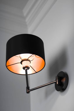 Bir odada bronz lamba, zarif modern ev dekor aydınlatma