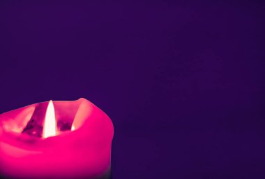 Mor arka plan pembe tatil mum, lüks marka tasarım