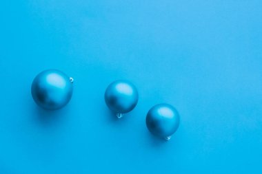 Mavi flatlay fon üzerinde Noel baubles, lüks kış holida