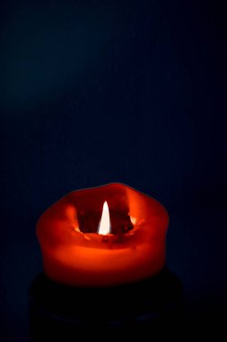 Koyu arka plan üzerinde kırmızı tatil mum, lüks marka tasarım bir