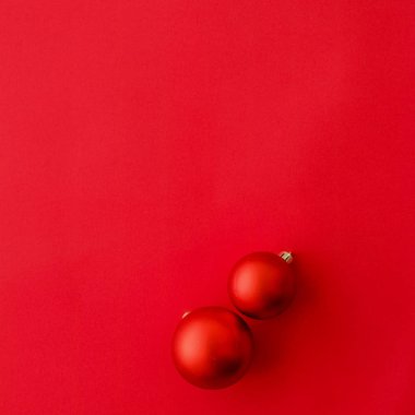 Kırmızı flatlay zemin, lüks kış tatili noel baubles