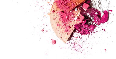 Beyaz üzerinde yalıtılmış ezilmiş göz farı paleti ve toz yakın çekim 