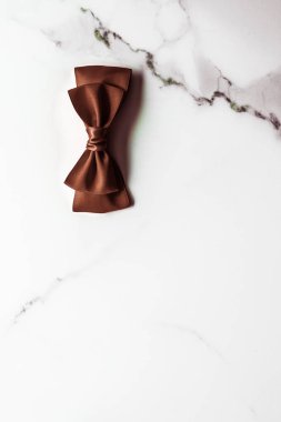 Mermer zemin üzerinde çikolata kahverengi ipek kurdele, düz zemin