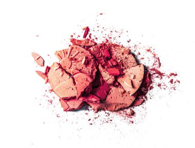 Beyaz arka planda yalıtılmış ezilmiş göz farı ve toz