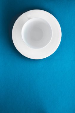 Beyaz sofra tabak çömlek seti, mavi yatık backgrou boş fincan