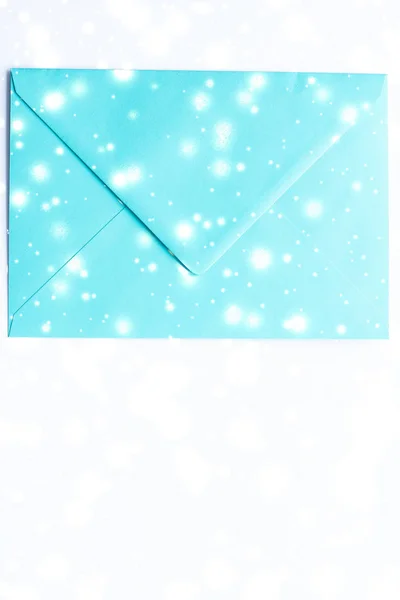 शीतकालीन अवकाश रिक्त कागज लिफाफे चमकदार बर्फ एफ के साथ संगमरमर पर — स्टॉक फ़ोटो, इमेज