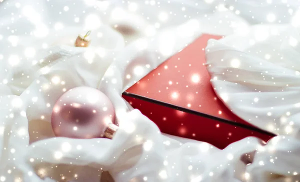 Decoração de Natal com neve brilhante no fundo de seda, férias — Fotografia de Stock