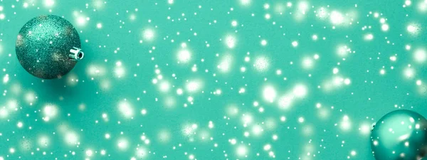 Bola de Navidad sobre fondo verde con brillo de nieve, lujo —  Fotos de Stock