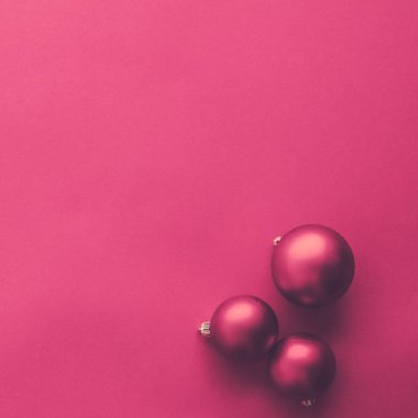 Pembe flatlay zemin üzerinde Noel baubles, lüks kış holida