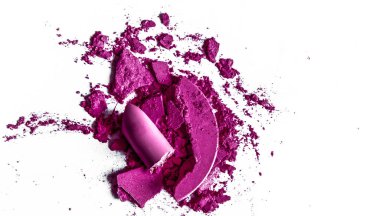 Beyaz arka plan müziği üzerinde yalıtılmış ezilmiş göz farı, ruj ve toz