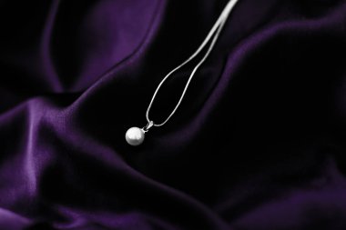 Koyu menekşe ipek arka plan lüks beyaz altın inci kolye,