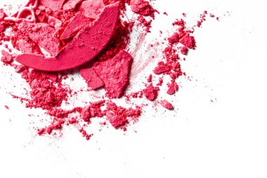 Beyaz arka plan müziği üzerinde yalıtılmış ezilmiş göz farı, ruj ve toz