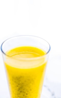 Diyet de Chia tohumları ile sarı meyve Smoothie suyu cam