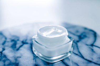 Mavi mermer taş üzerinde nemlendirici Güzellik yüz kremi, Cilt Bakımı