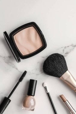 Makyaj ve kozmetik ürünleri mermer, düz arkaplan