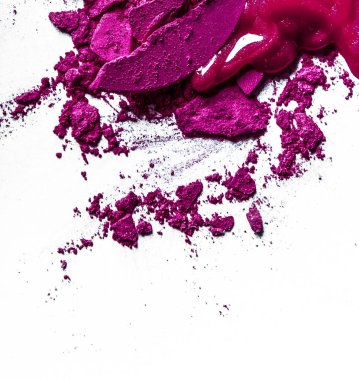 Beyaz arka plan müziği üzerinde yalıtılmış ezilmiş göz farı, ruj ve toz