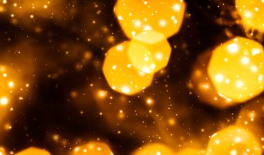 Göz kamaştırıcı altın, pırıl pırıl, lüks tatil geçmişi.