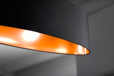 Bir odada bronz lamba, zarif modern ev dekor aydınlatma