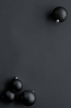 Siyah flatlay fon üzerinde Noel baubles, lüks kış holid