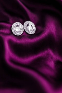 Koyu pembe ipek kumaş lüks elmas küpe, tatil glamou