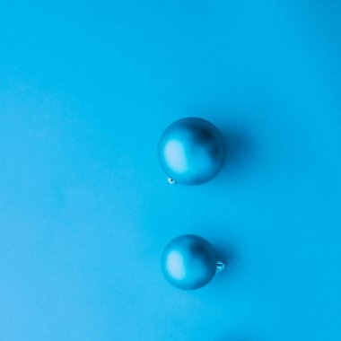 Mavi flatlay fon üzerinde Noel baubles, lüks kış holida