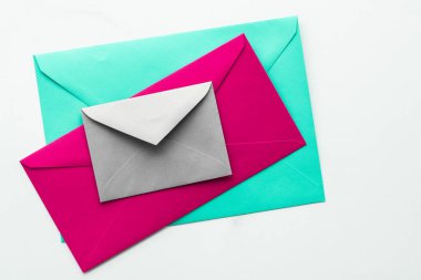 Mermer yatık arka planda boş kağıt zarflar, tatil posta