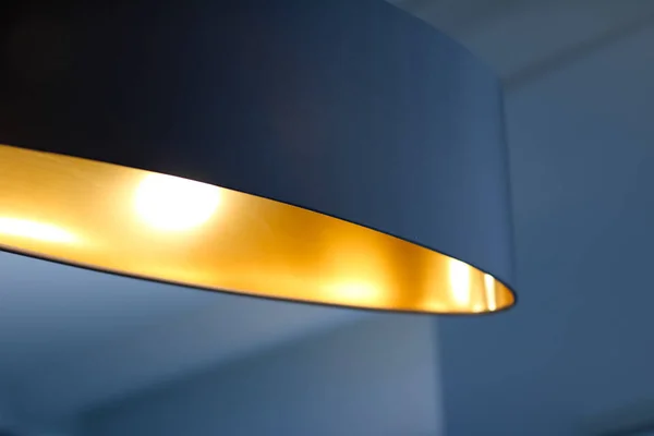 Золота лампа в кімнаті, елегантне сучасне освітлення домашнього декору — стокове фото