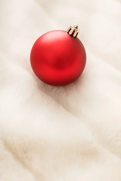 Rudé vánoce na pozadí bílé chlupaté kožešiny, luxusní winte — Stock fotografie