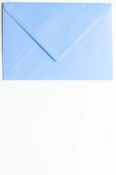 Envelopes de papel em branco em mármore flatlay fundo, correio de férias — Fotografia de Stock