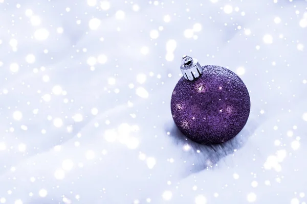 Boules de Noël violettes sur fourrure duveteuse avec paillettes de neige, luxe — Photo