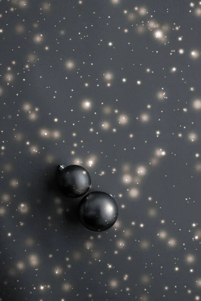 Boules de Noël noires avec éclat de paillettes de neige, marque de luxe wi — Photo