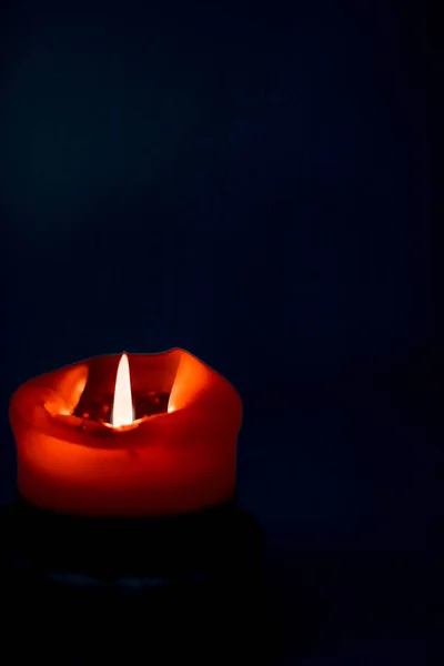Red holiday candle on dark background, luxury branding design an — Stock Photo, Image