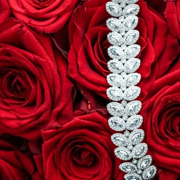 Pulsera de diamantes de lujo y ramo de rosas rojas, joyería amor g — Foto de Stock