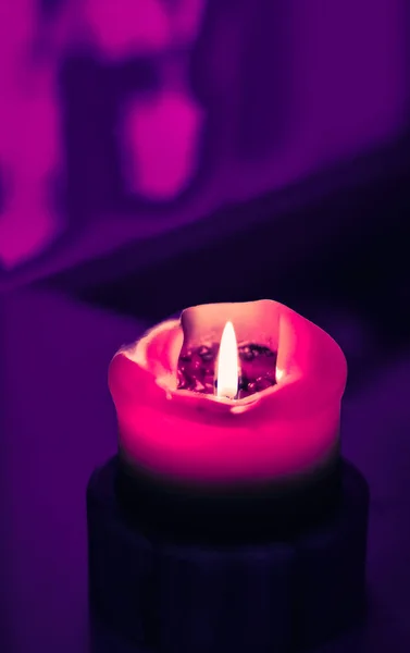 Рожева святкова свічка на фіолетовому фоні, розкішний дизайн брендингу — стокове фото