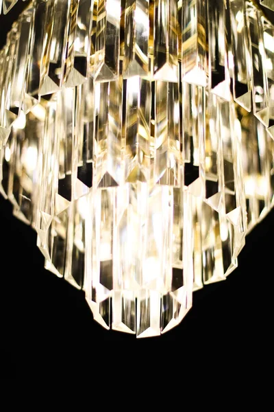 Lustre de luxo com vidro de cristal, design de interiores e casa d — Fotografia de Stock