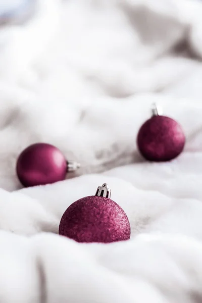 Lila karácsonyi baubles fehér bolyhos prém háttér, luxus Wi — Stock Fotó