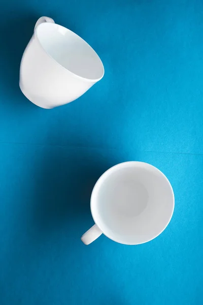 Beyaz sofra tabak çömlek seti, mavi yatık backgrou boş fincan — Stok fotoğraf