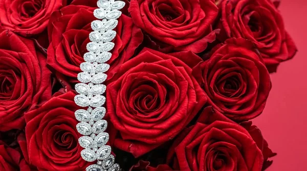 Pulseira de diamante de luxo e buquê de rosas vermelhas, jóias amor g — Fotografia de Stock