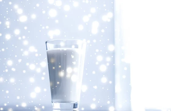 Sihirli tatil içeceği, cam içine organik laktoz ücretsiz süt dökme — Stok fotoğraf