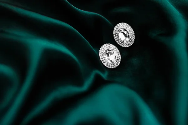 深色祖母绿真丝的豪华钻石耳环，节日魅力 — 图库照片
