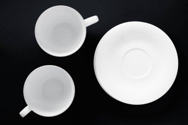 Beyaz sofra tabak çömlek seti, siyah yatık giriş boş fincan