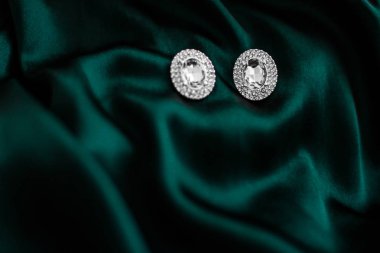 Koyu zümrüt yeşili ipek lüks elmas küpe, tatil glam