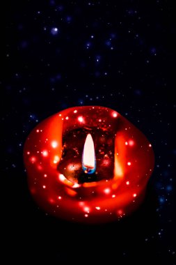 Koyu pırıl pırıl kar arka plan üzerinde kırmızı tatil mum, lüks 