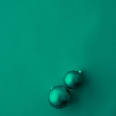 Yeşil flatlay zemin üzerinde Noel baubles, lüks kış holid